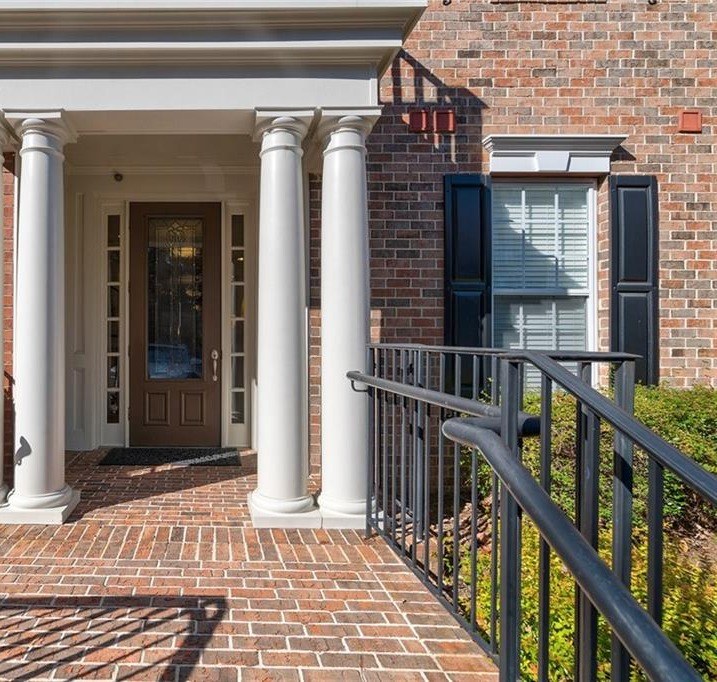 Ivy Ridge Drive entrance, Vinings, one of Letty Murphy's sold listings